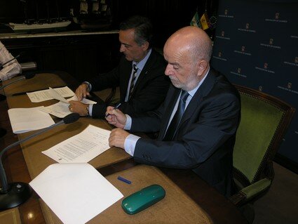 Momento de la firma de la cesión