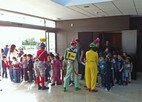 la brigada macarron saludando a los niños a la salida