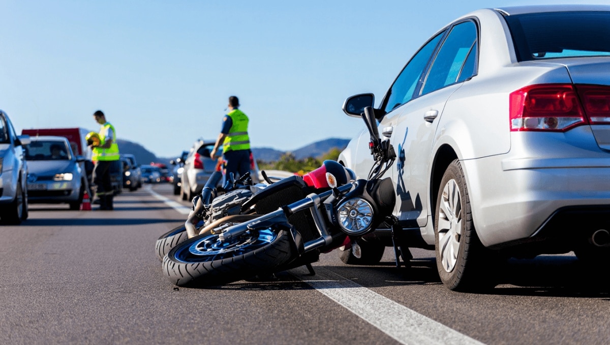 El accidente entre un coche y una moto provoca retenciones en la GC-1 en la tarde de este jueves