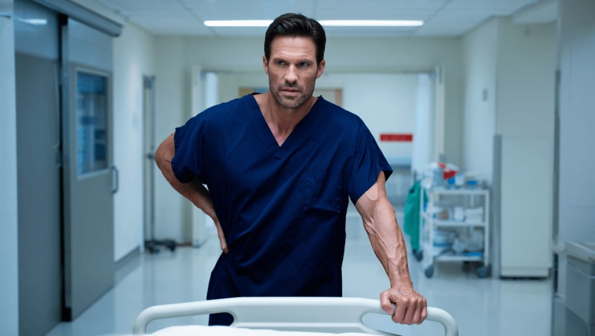 "Me duele todo, pero me encanta". Alan Ritchson rechaza el consejo de los médicos para bajar el ritmo en 'Reacher' y 'Juego de niños'