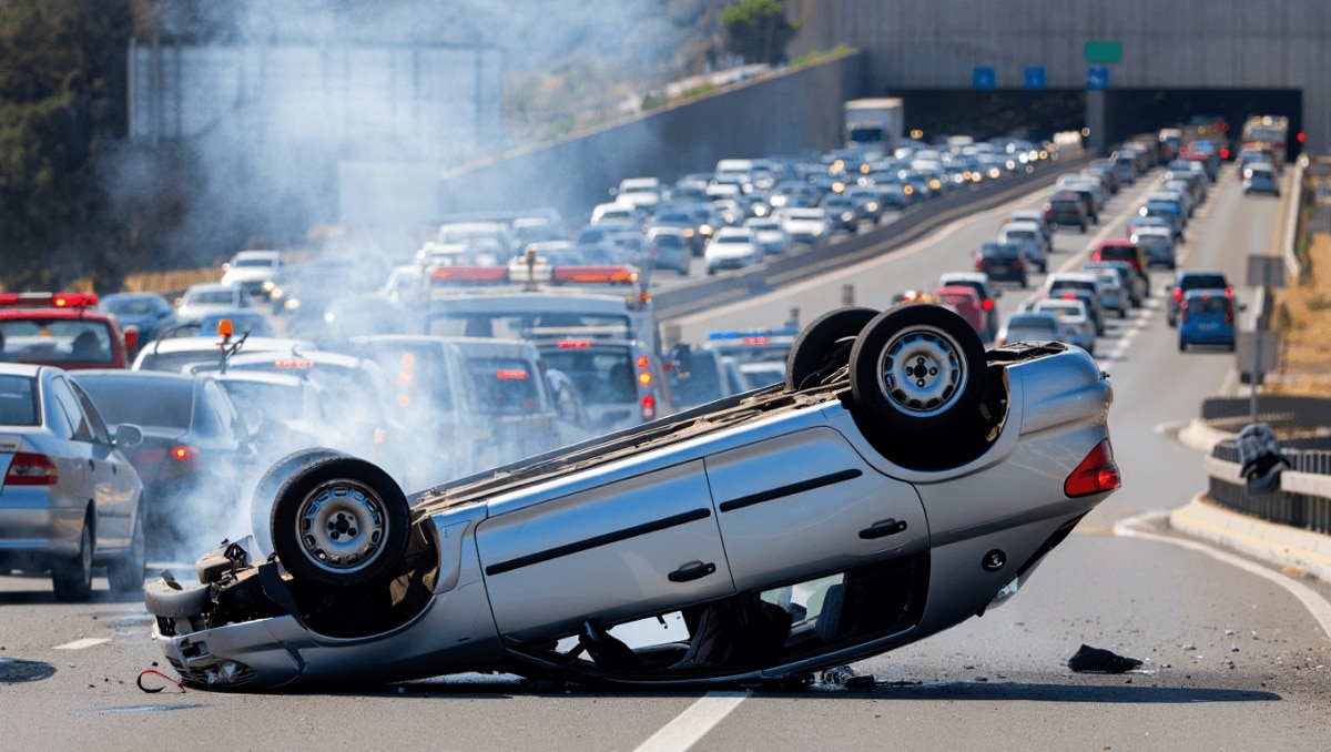 Un vuelco en la GC-1 provoca grandes retenciones en sentido sur y el cierre temporal del túnel Adolfo Cañas