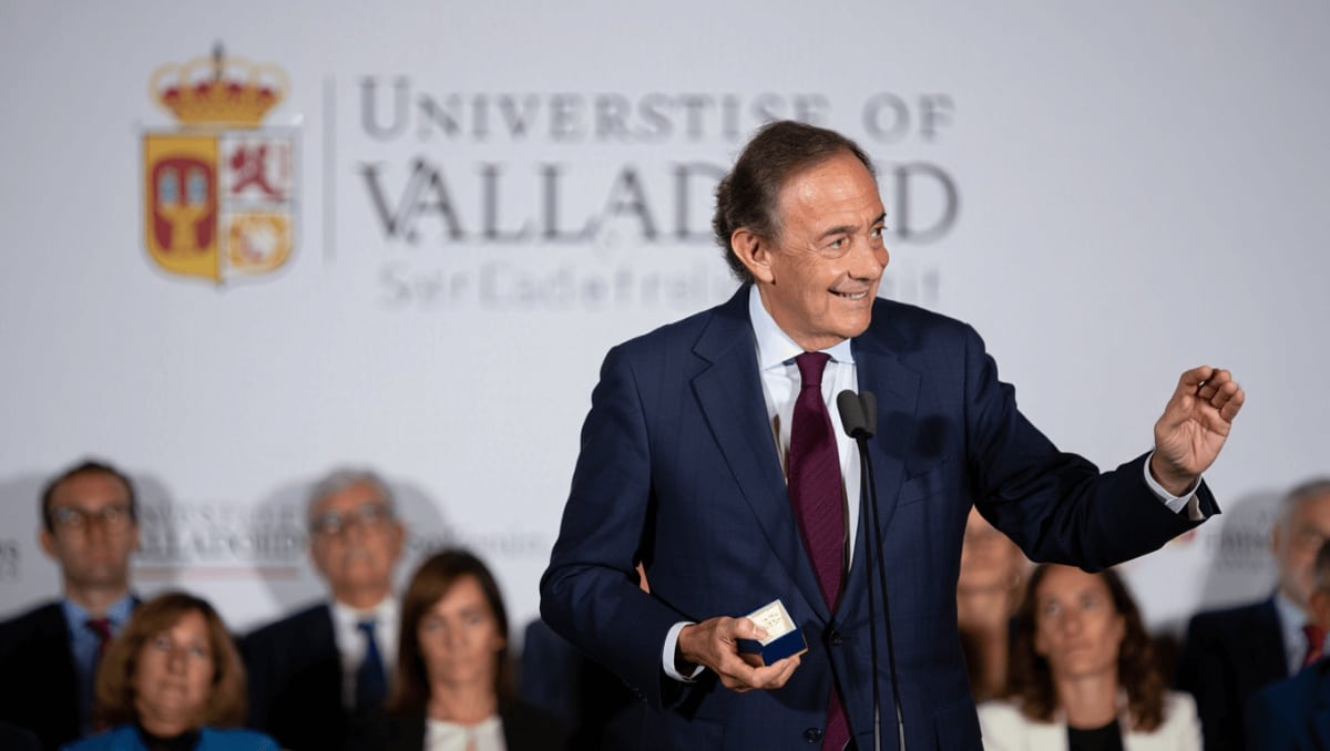 La Universidad de Valladolid premia al director del Instituto Cervantes en Roma, Ignacio Peyró