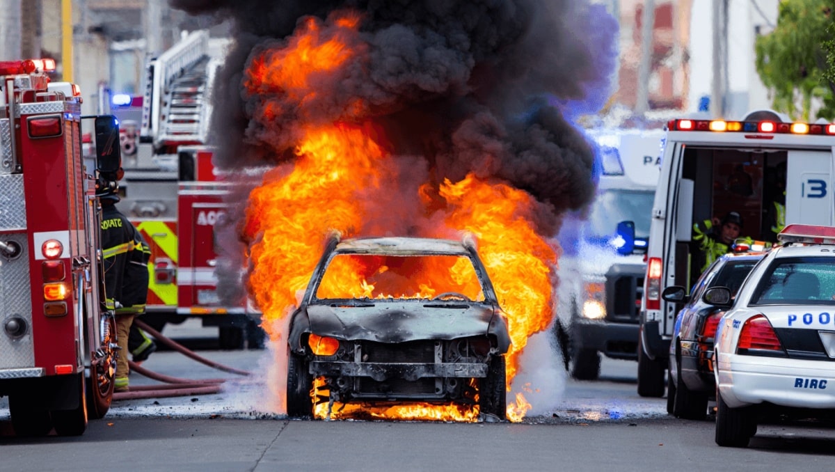 El incendio de un vehículo en la Avenida Escaleritas moviliza a los servicios de emergencia