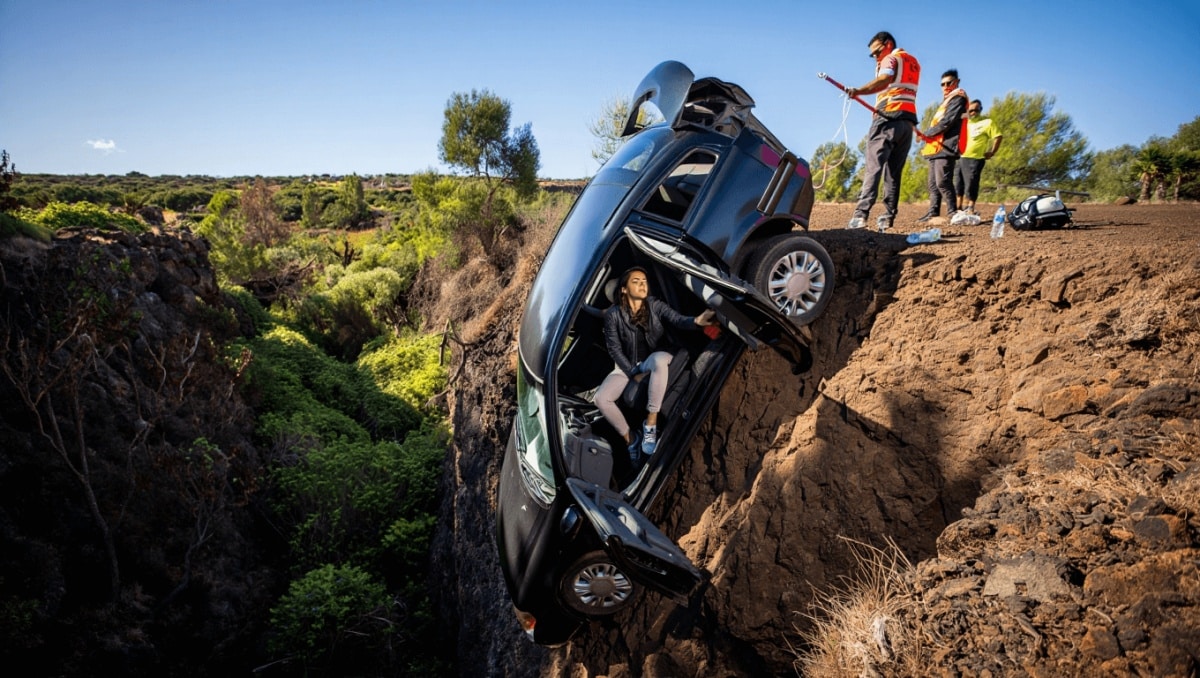 Una mujer resulta herida tras caer con su vehículo por un barranco en Valleseco, Gran Canaria