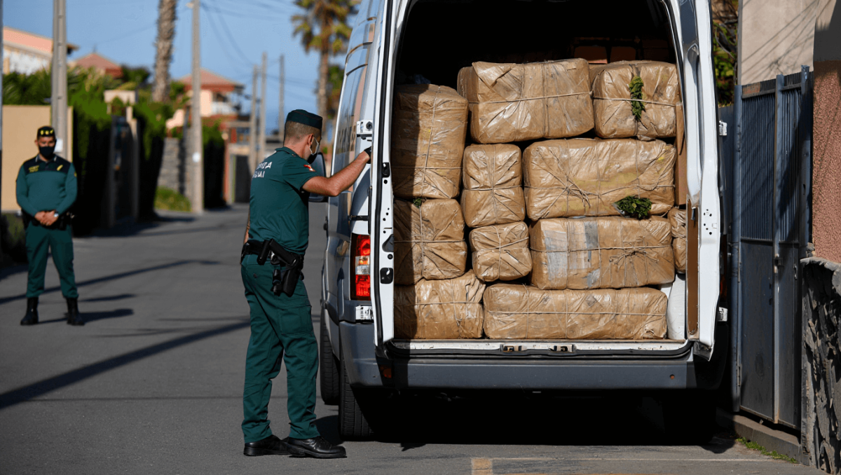Lo pillan infraganti mientras circulaba transportando en su furgoneta más de 900 kg de hachís en La Orotava