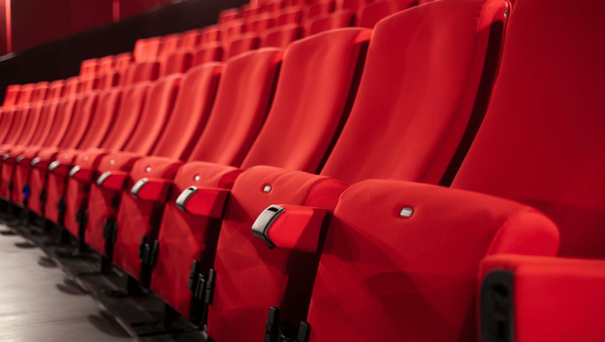 Todos nos hemos hecho esta pregunta al menos una vez: ¿Por qué las butacas del cine son rojas?