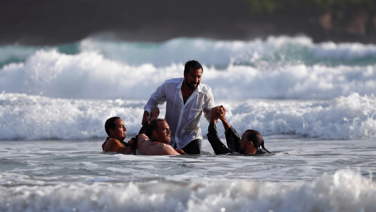 Un camarero se lanzó al agua y salvó a tres personas en el golpe de mar de Puerto la Cruz: «No dudé ni un momento»