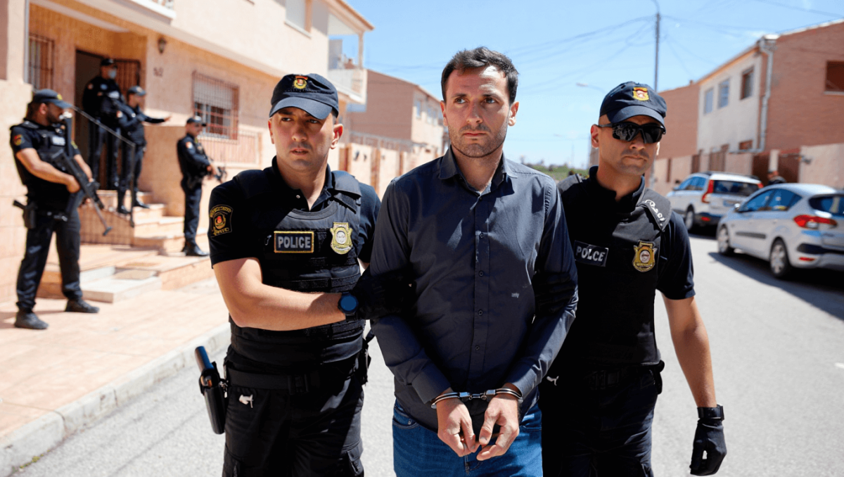 Detenido tras atrincherarse reteniendo a sus padres en su casa en Telde: «Si los policías entran, reviento una bombona de butano»