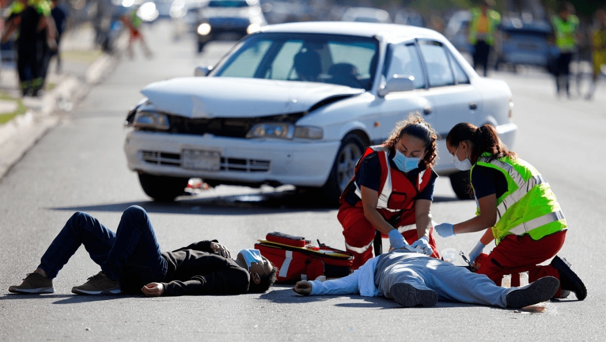 Dos heridos graves al sufrir un atropello por un turismo en una avenida de La Laguna