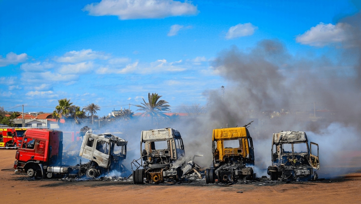 Controlado un incendio de varios camiones en una parcela de Las Rubiesas en Telde