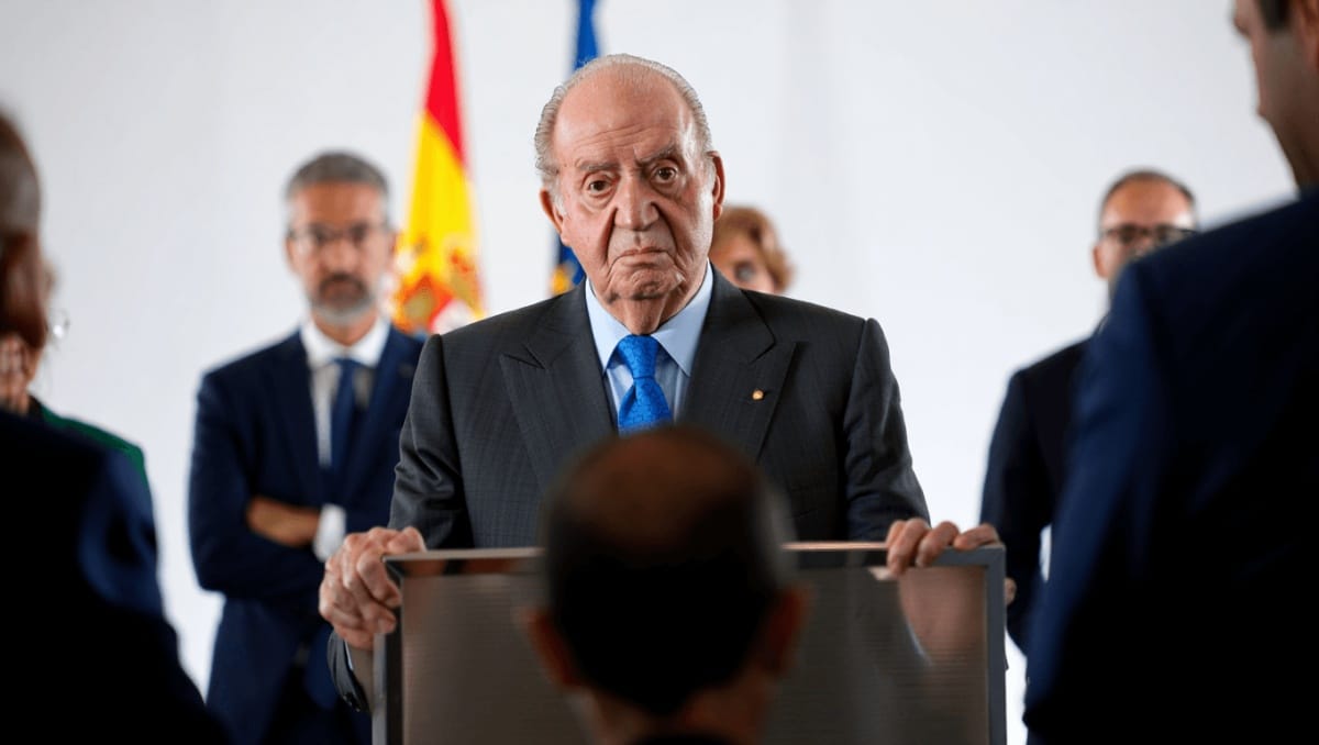 Tezanos apoya a Juan Carlos I: el Emérito sufre «la venganza de las fuerzas ultrafranquistas»