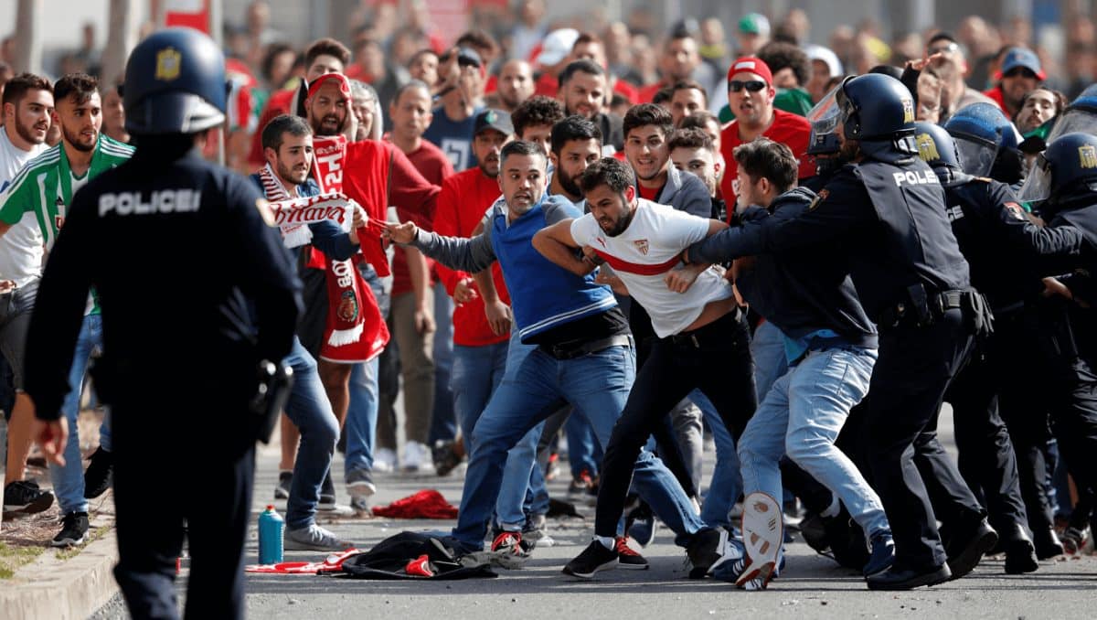 Batalla campal entre ultras antes del derbi Sevilla - Betis