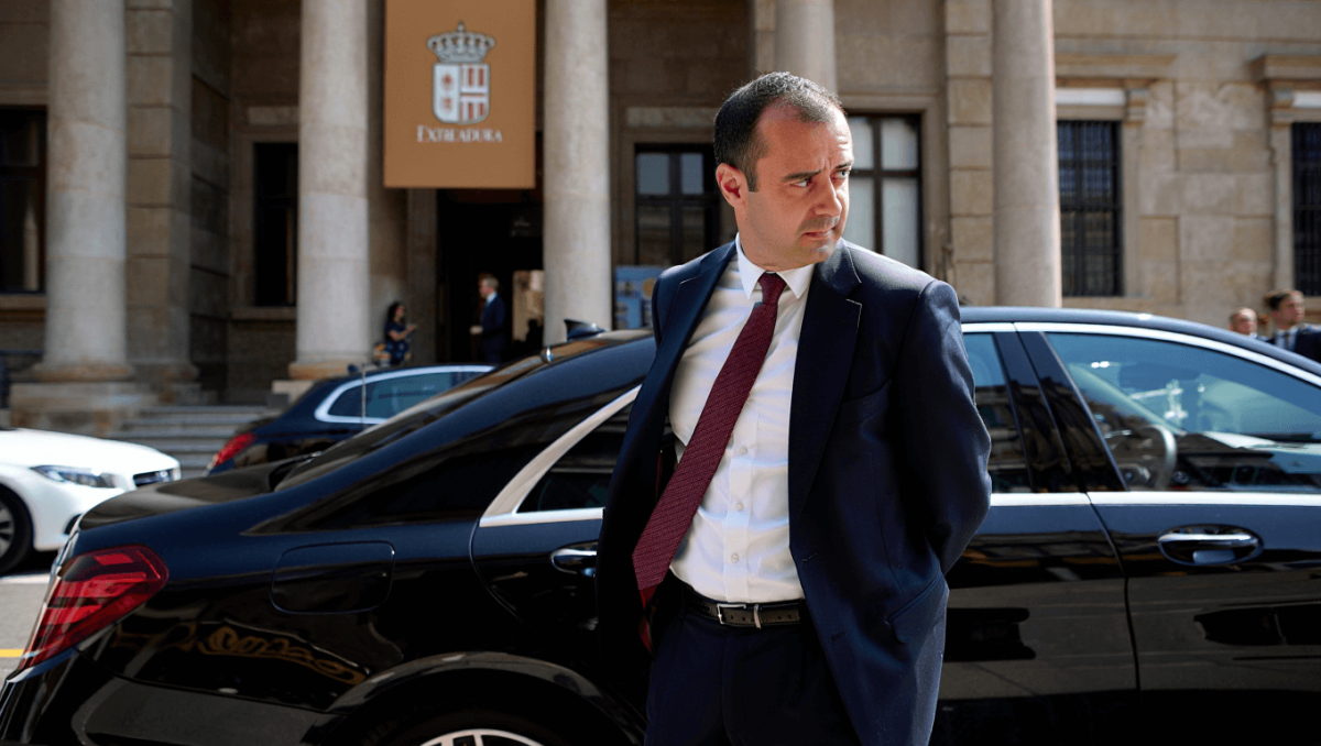 La Junta de Extremadura cesa al conductor de Guardiola por una condena por coacciones