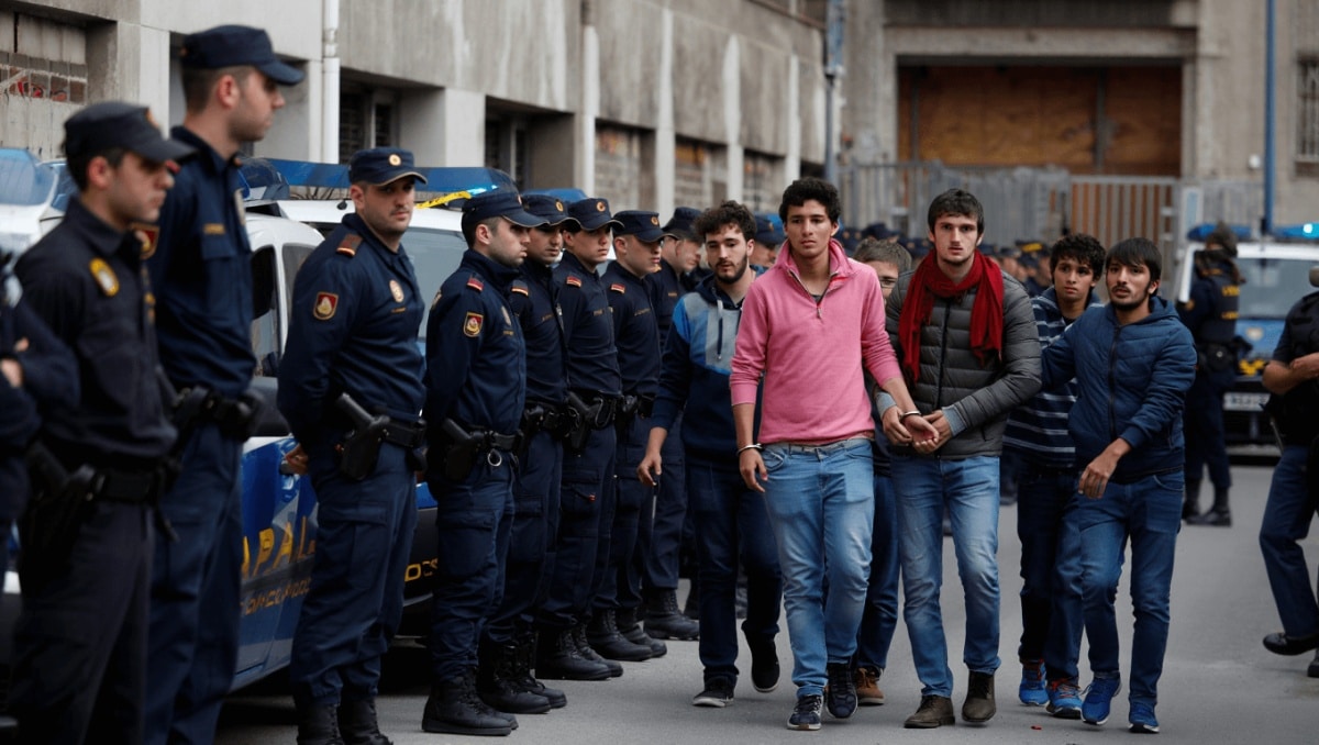 Desalojan el instituto de Badalona ocupado por inmigrantes y detienen a 18 personas