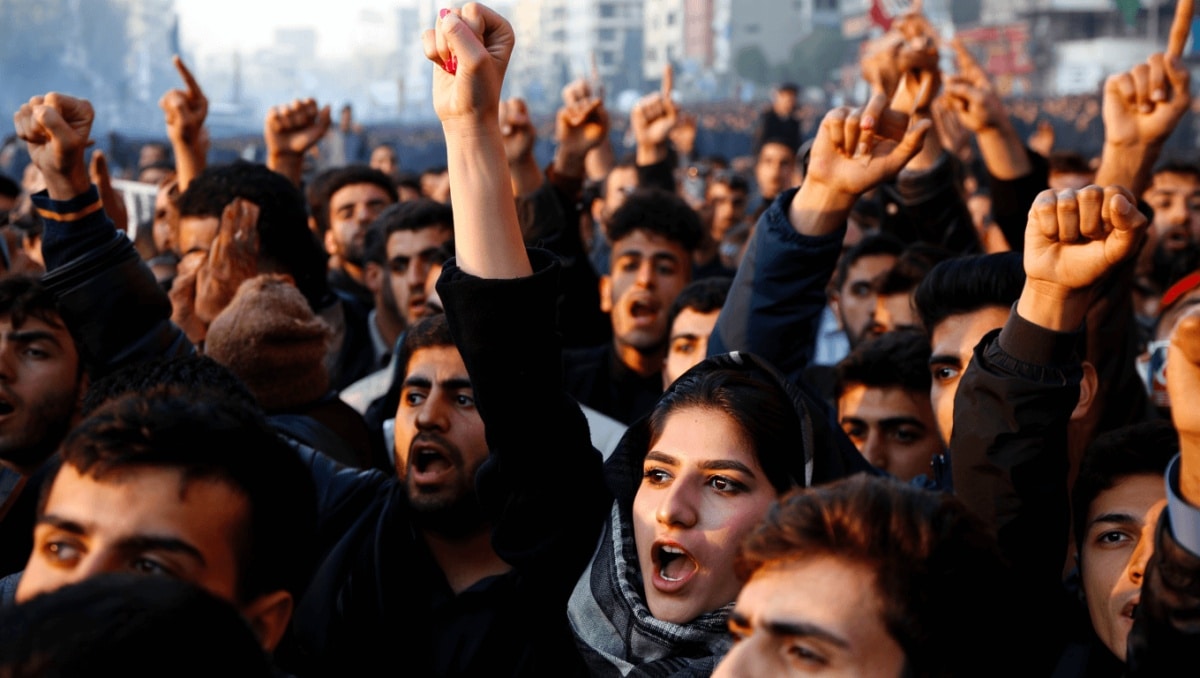 El hartazgo político en las calles de Irán con los ayatolás impulsa el regreso del sha