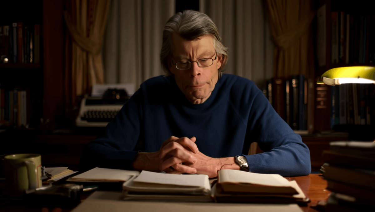 Ni siquiera el creador de 'Pluribus' sabe cuándo volverá, y Stephen King se ha puesto nervioso: "No estoy haciéndome más joven"