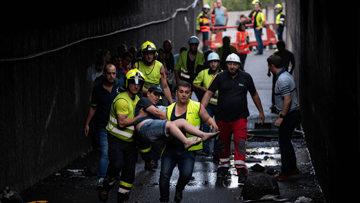 Los bomberos rescatan a una veintena de atrapados de un túnel de Madrid tras la rotura de una tubería