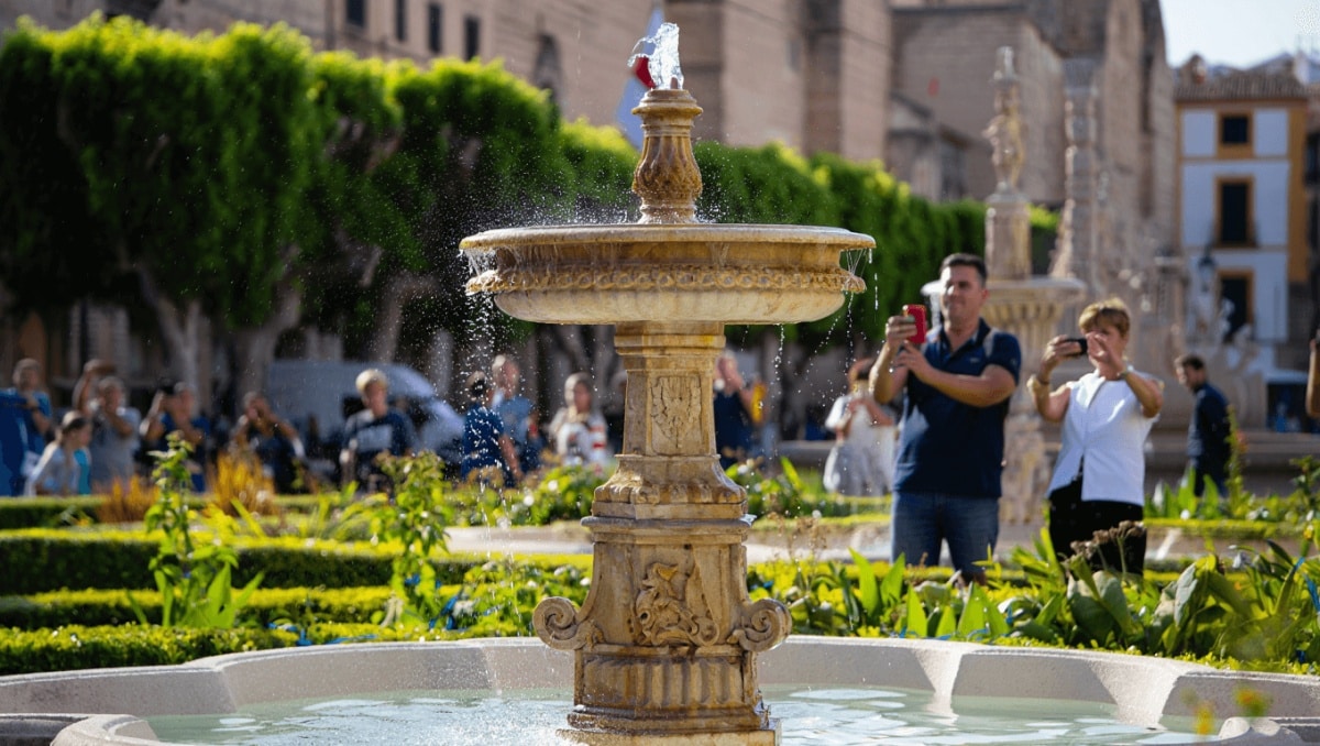 Fuente central restaurada en la plaza de la Reina