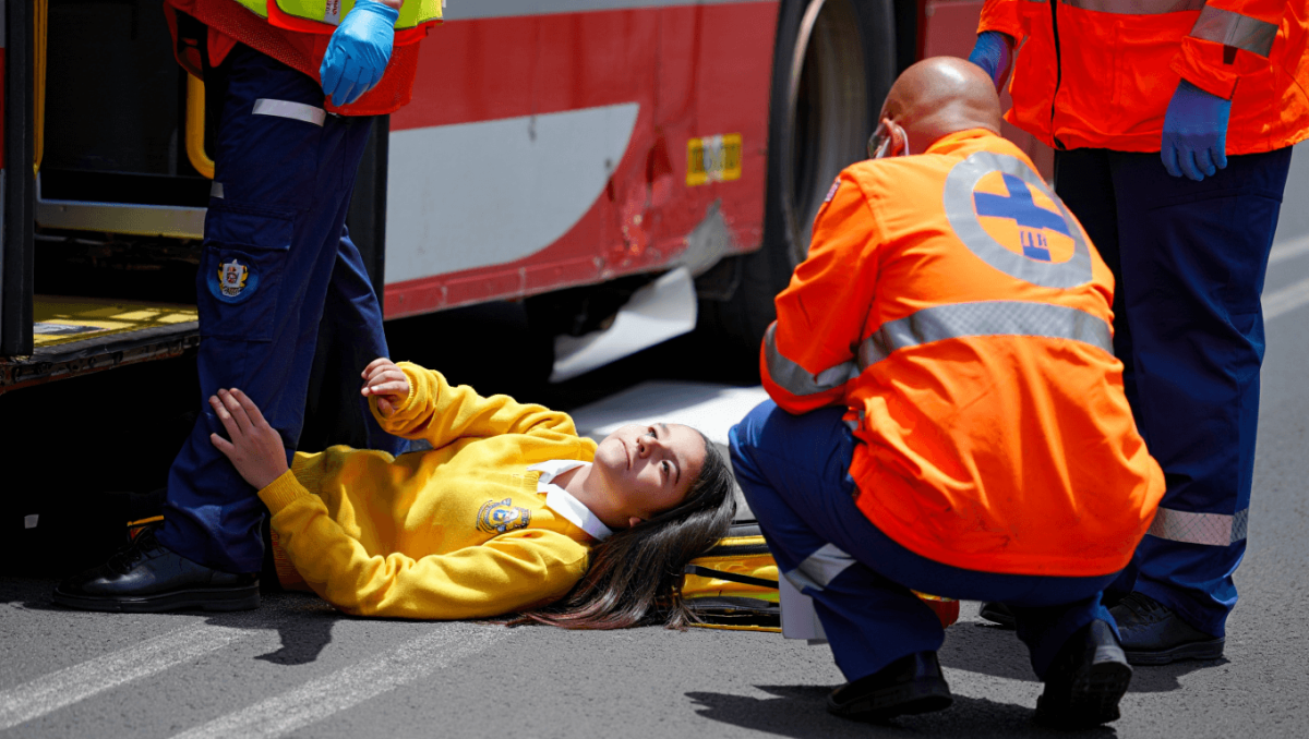 Una joven de 17 años en estado crítico tras ser atropellada por una guagua en Las Palmas de Gran Canaria