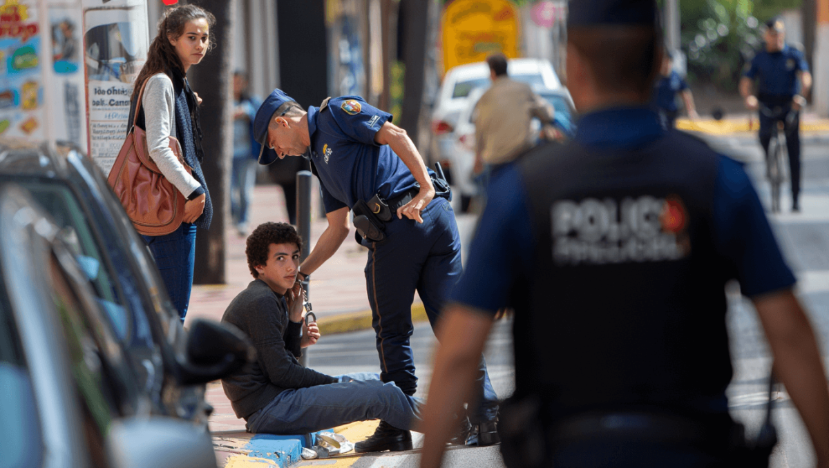 Un menor es detenido en Arrecife por usar el método del «tirón» para robarle el móvil a una joven en la vía pública