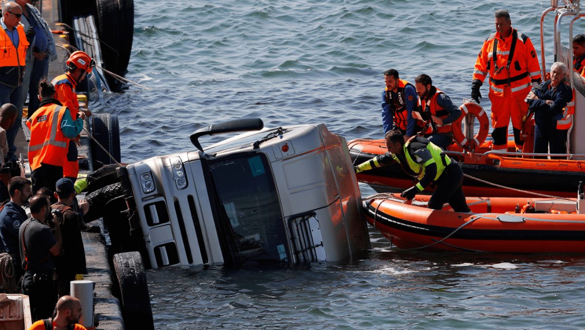 Aparatoso accidente: un camión cae al mar en el Puerto de Las Palmas
