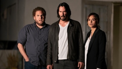 Todo el mundo odia a Keanu Reeves. La estrella presenta el estupendo tráiler de su nueva película, donde une fuerzas con Jonah Hill y Cameron Diaz