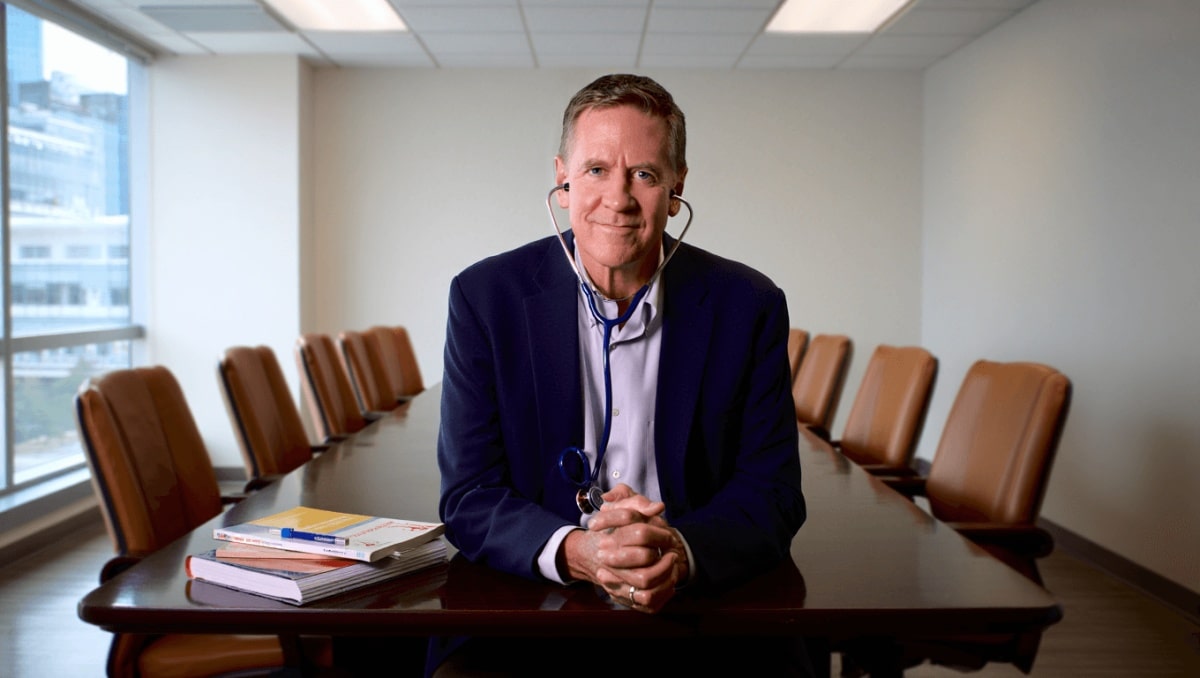 Bill Lawrence, creador de 'Scrubs', sobre por qué fue la serie médica más realista: "Todas las series de la época eran tipo ¡hay una bomba en su pecho! ¡va a morir!"