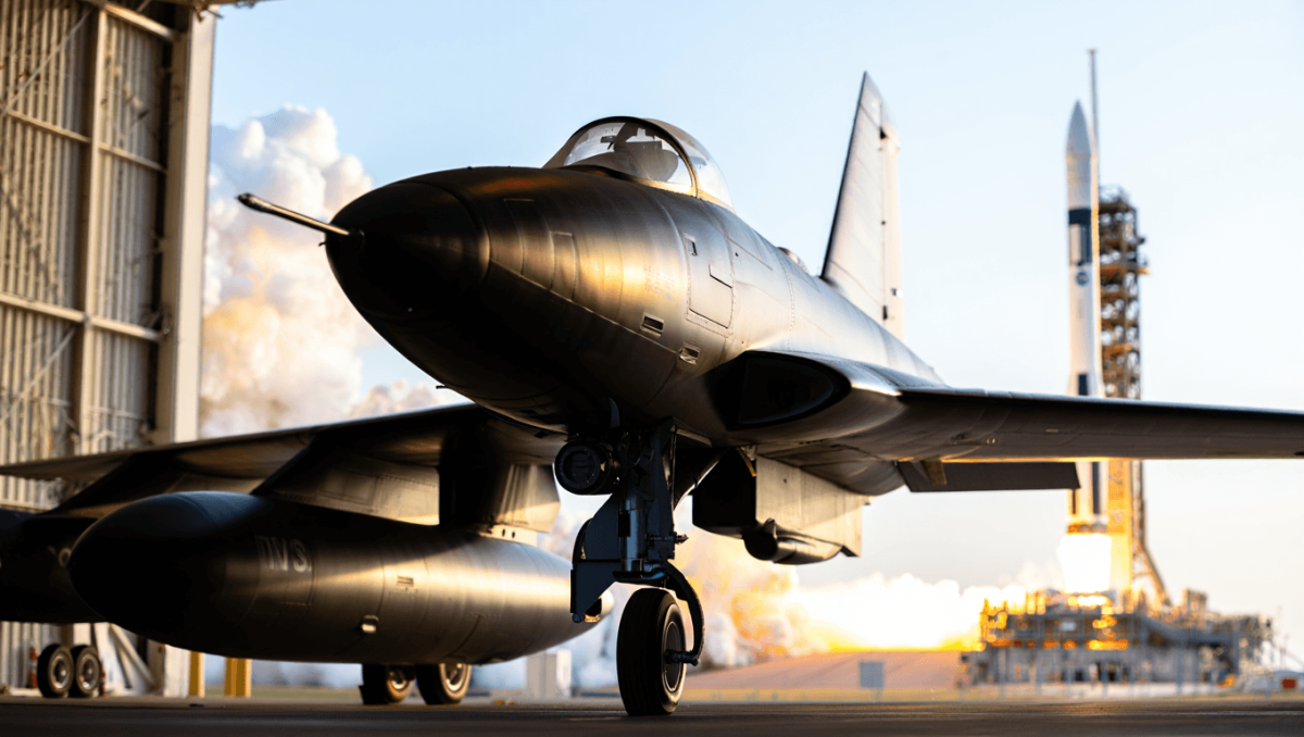 El mejor asiento para ver el lanzamiento de Artemis II lo tuvo el avión más raro de EEUU