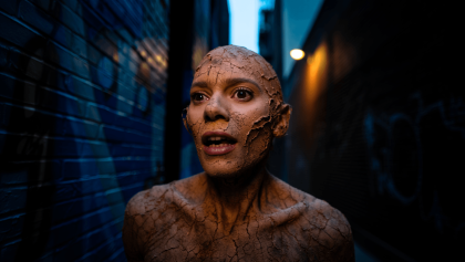 El Universo DC necesitaba 'Clayface'. Su tráiler rompe con el cine de superhéroes jugando con el body horror, el asco y el cine para mayores de 18 años