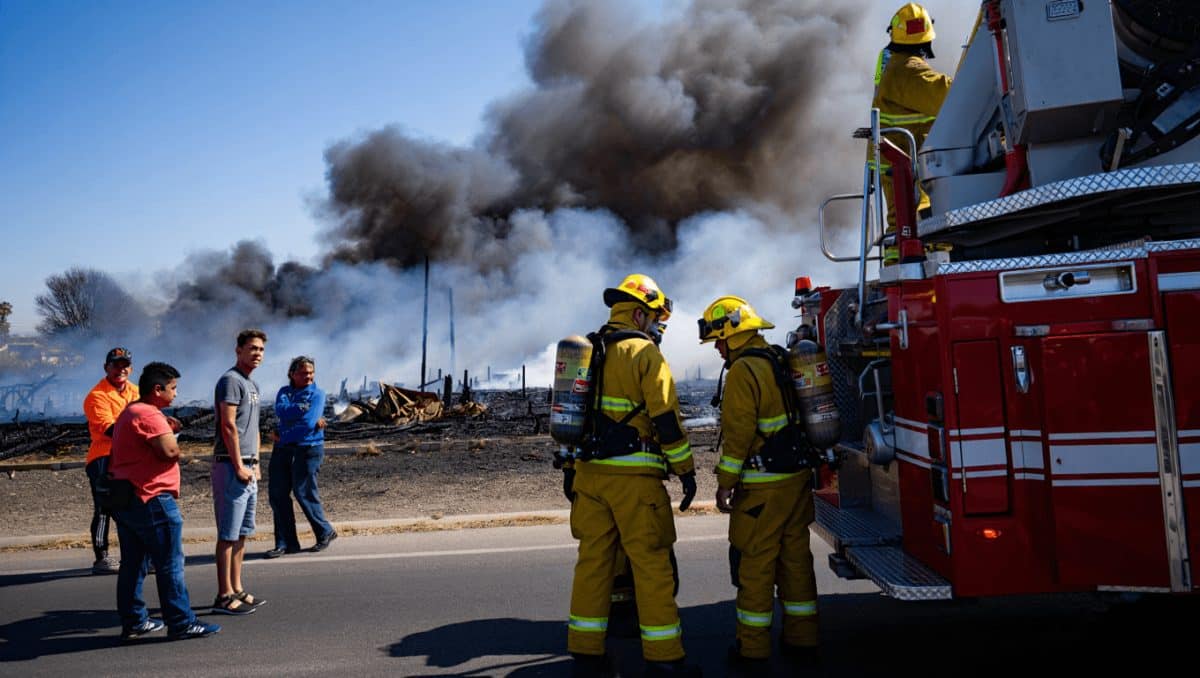 Los bomberos controlan un incendio en un solar del Cruce de Arinaga tras generar una intensa humareda