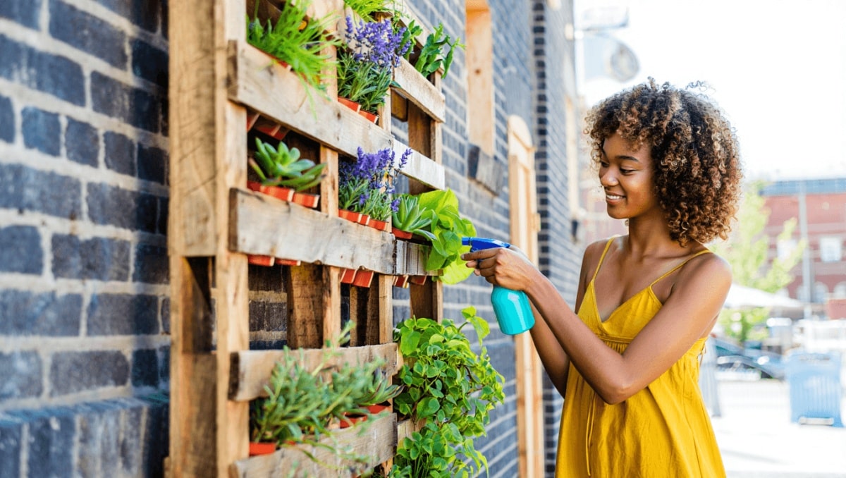 jardin vertical con materiales reciclados