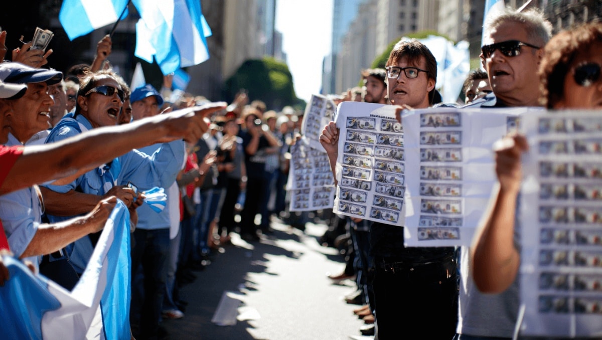 La derecha argentina se divide por el retraso en la dolarización