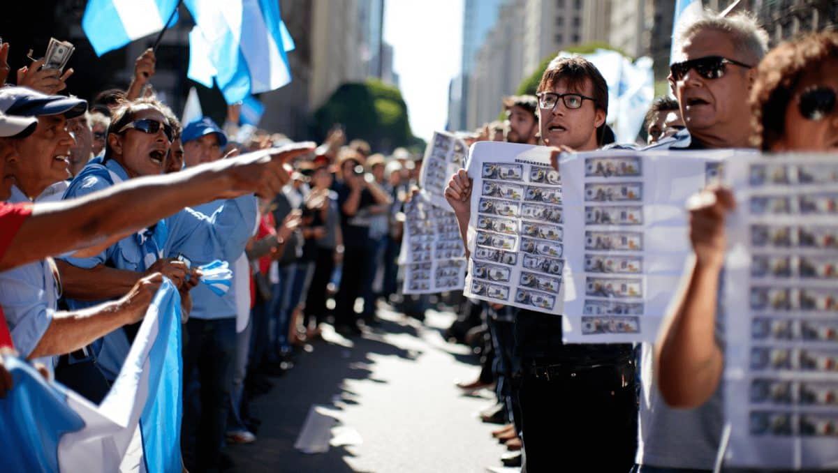 La derecha argentina se divide por el retraso en la dolarización