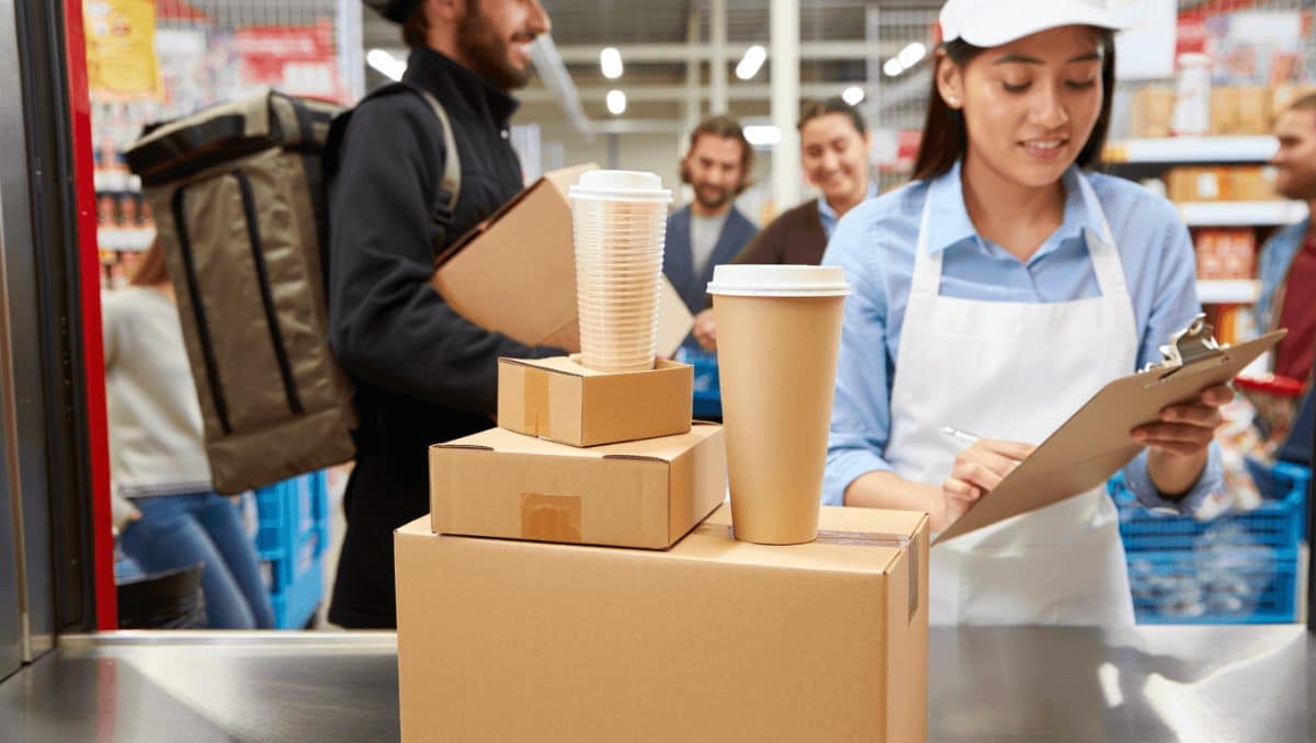 El ‘boom’ del ‘delivery’ triplica las ventas de envases desechables en Makro desde 2023