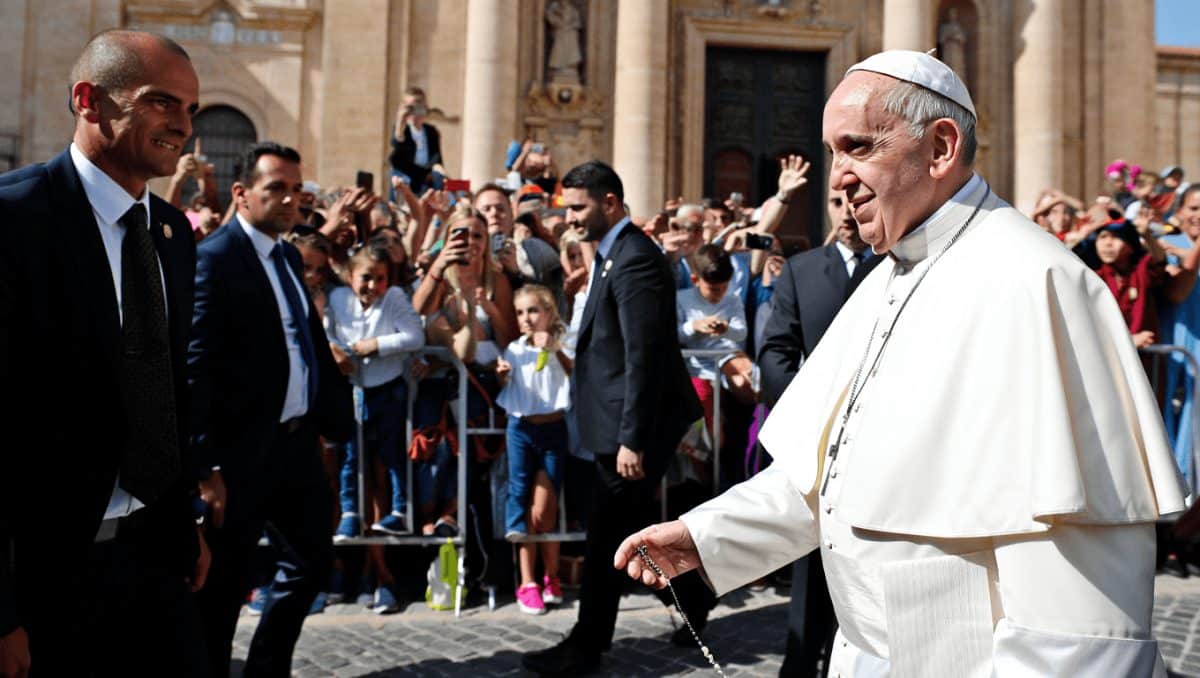 No hay mejor revulsivo a la visita del Papa que 'La Luz', una osada y fabulosa película en la que Fernando Franco vuelve a meterse en un jardín y salir indemne