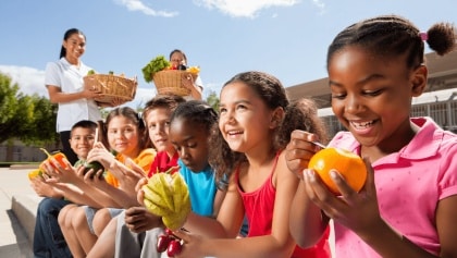 Niños consumiendo fruta en el colegio