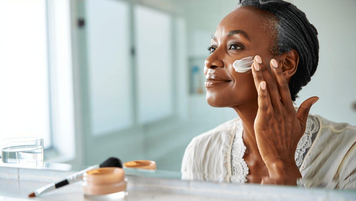 Melany C, maquilladora: “No apliques la base líquida directamente en la cara sin antes haber aplicado una crema hidratante que te ayuda a preparar tu piel. Solo así lograrás que la base se vea realmente bien”