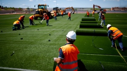 Campo de fútbol con césped artificial renovado