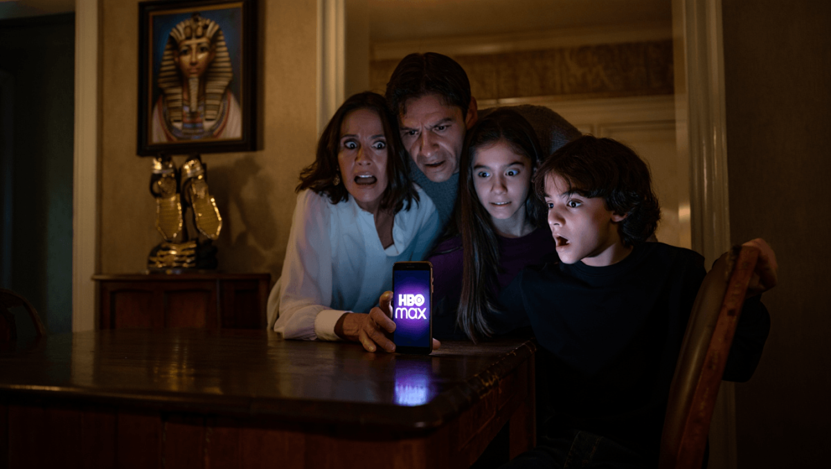 Ya en HBO Max una estupenda película de terror con maldiciones milenarias, una familia traumatizada y pedicuras pasadas de rosca