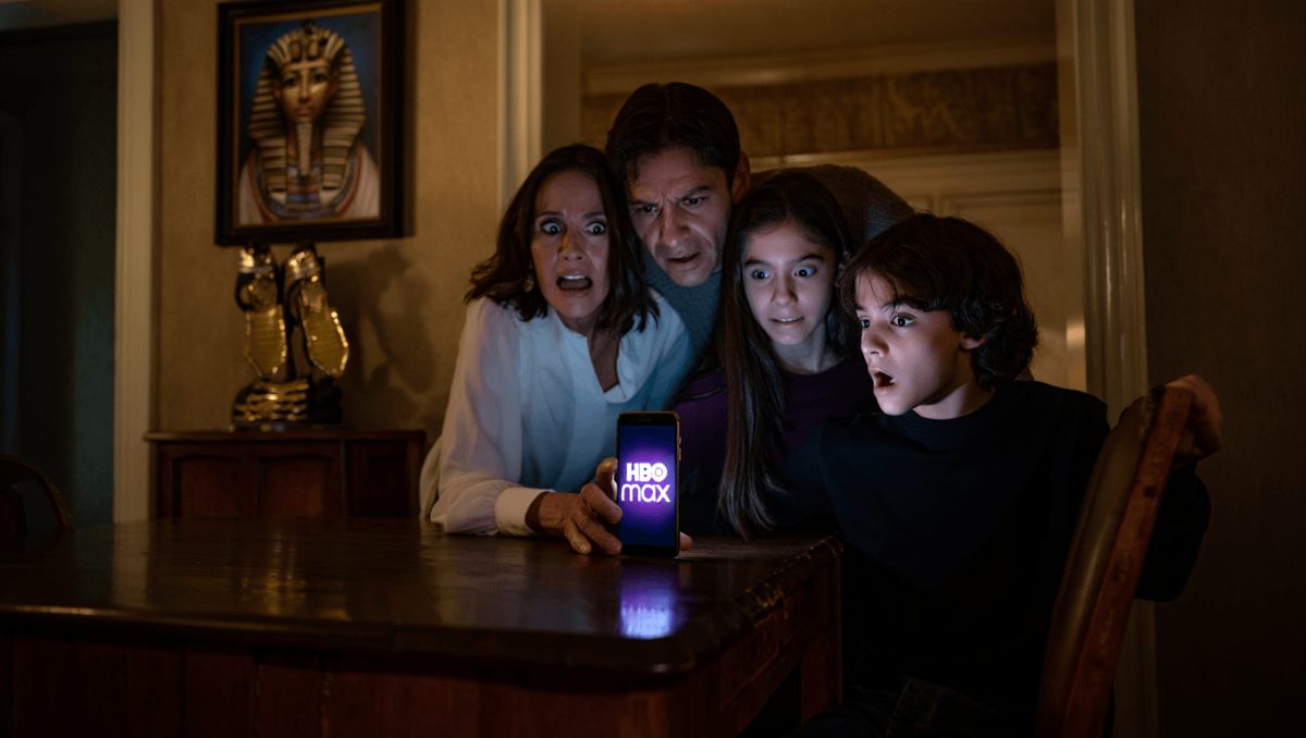 Ya en HBO Max una estupenda película de terror con maldiciones milenarias, una familia traumatizada y pedicuras pasadas de rosca