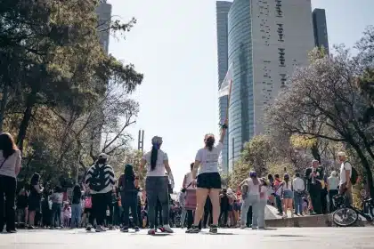 Multitud de personas de diferentes orígenes en una plaza urbana concurrida
