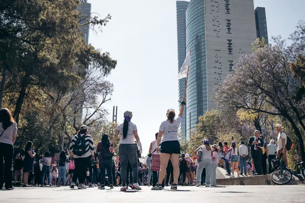 Multitud de personas de diferentes orígenes en una plaza urbana concurrida