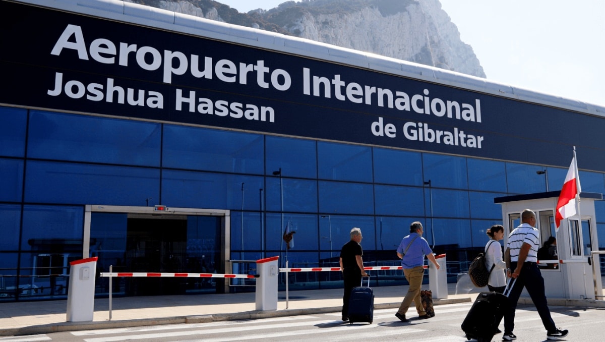 Gibraltar rebautiza su aeropuerto en honor a Joshua Hassan antes de la supresión de la Verja