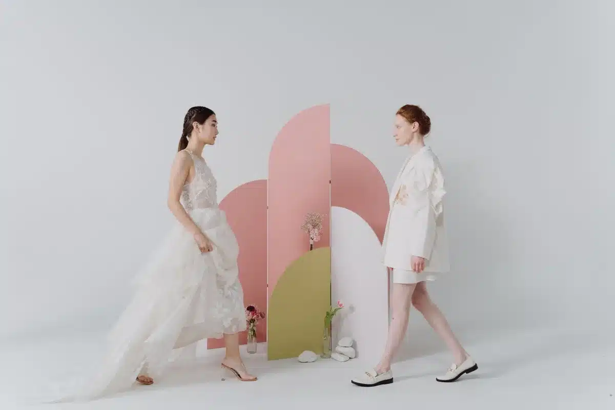 Instalación floral monumental como escenario en pasarela de moda