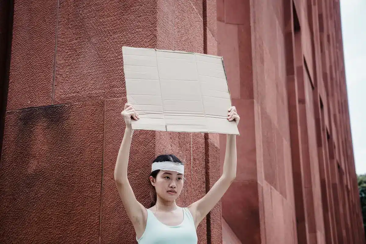 Personas sosteniendo pancartas con mensajes durante una manifestación silenciosa