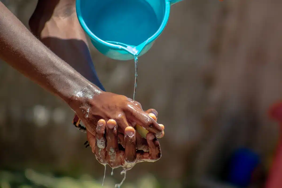 Personas en condiciones de hacinamiento en espacios p&uacute;blicos sin servicios sanitarios adecuados