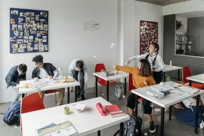 Aula escolar con pupitres y material educativo dispuesto para acoger a menores