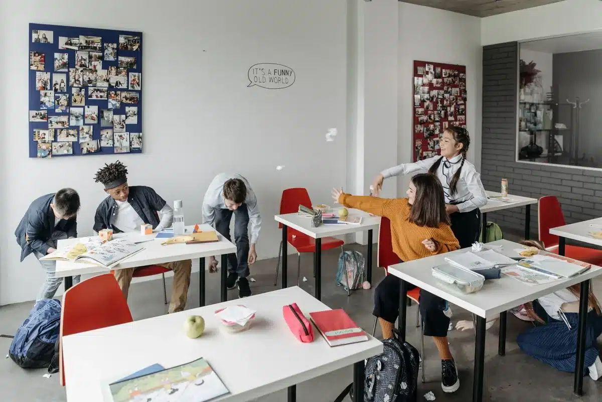 Aula escolar con pupitres y material educativo dispuesto para acoger a menores