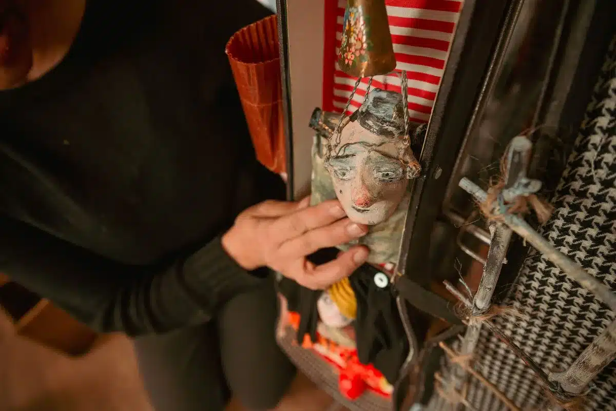 Detalles de marionetas artesanales del estudio LAIKA con expresiones detalladas
