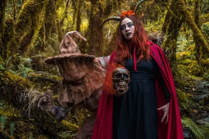 Bosque encantado con marionetas artesanales en un escenario de fantasía oscura
